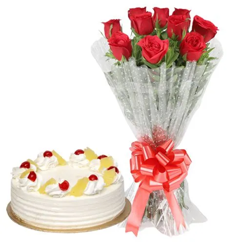 Toothsome Pineapple Cake with Roses Bouquet