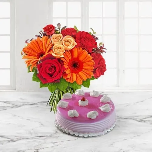 Appetizing Strawberry Cake n Flowers for Anniversary