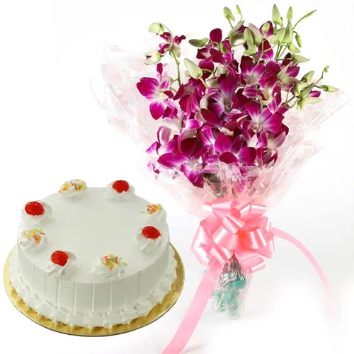 Marvelous Vanilla Cake with Orchids Bouquet