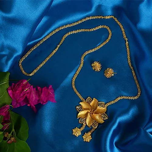 Elegant Gold Polished Flower Pendant Set