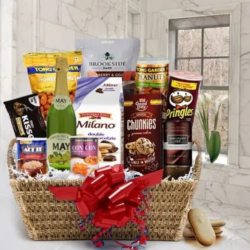 Amazon.com : Wine Country Gift Baskets The Movie Night Popcorn & Candy Gift  Basket Filled with Goodies Reusable Nostalgic Popcorn Tub, Small, 1 Count :  Gourmet Candy Gifts : Grocery & Gourmet Food
