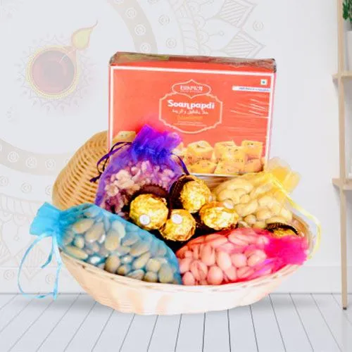 Exclusive Combo of Dry Fruits Basket with Sweets and Chocolates<br>