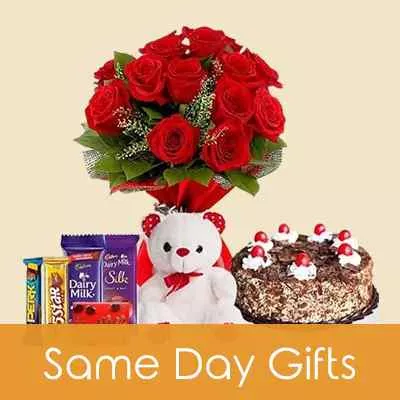 FlowerAura Decorative Bunch Of 100 Love Red Fresh Live Roses Flowers  Bouquet In Heart Shape Box Valentine Day Special Gift's For Girlfriend,  Boyfriend, Husband & Wife (Same Day Delivery) : : Home